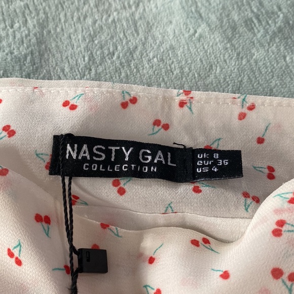 Nasty Gal Working Cherry Hard High-waisted mini skirt size 4 US - Picture 4 of 4